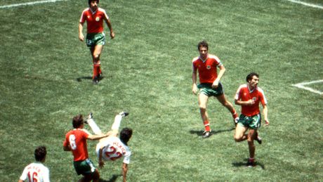Negrete en su remate contra Hungría en el Mundial 1986 | MEXSPORT