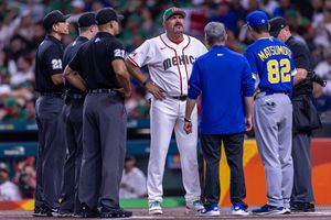 Benjamín Gil critica a umpires durante el duelo de México vs Estados Unidos en el Clásico Mundial