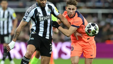 Joelinton se enfrenta a Fermín López en el partido de ida de Octavos de Final de Champions League | AP