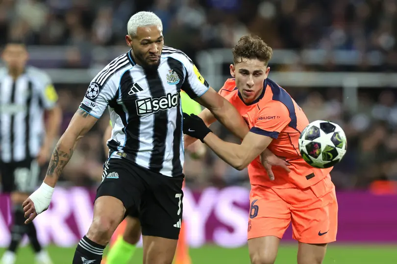 Joelinton se enfrenta a Fermín López en el partido de ida de Octavos de Final de Champions League | AP