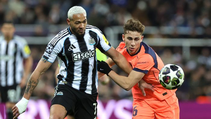 Joelinton se enfrenta a Fermín López en el partido de ida de Octavos de Final de Champions League | AP