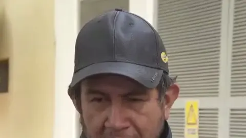 Tras ser rescatado, Ángel Miranda fue trasladado a un hospital donde permanece bajo observación médica./ Captura de pantalla