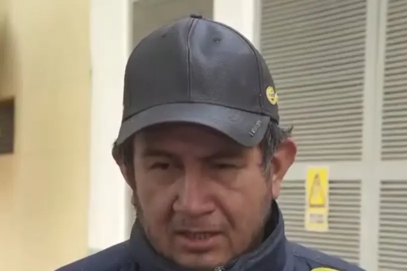 Tras ser rescatado, Ángel Miranda fue trasladado a un hospital donde permanece bajo observación médica./ Captura de pantalla