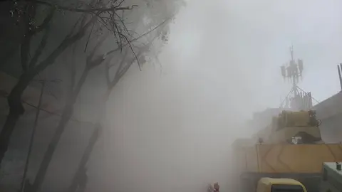 Bomberos y personal de Protección Civil realizaron labores de revisión entre los escombros./ x:Bomberos CDMX