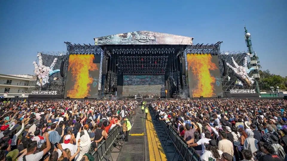El escenario principal está listo para recibir a estrellas del pop en español / FB: @festivalvivelatino