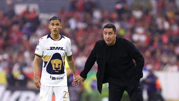 Uriel Antuna y Efraín Juárez en el partido de Atlas ante Pumas | IMAGO 7