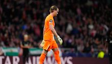 Portero de Tottenham abandona el campo llorando tras errores fatales en derrota ante Atlético de Madrid