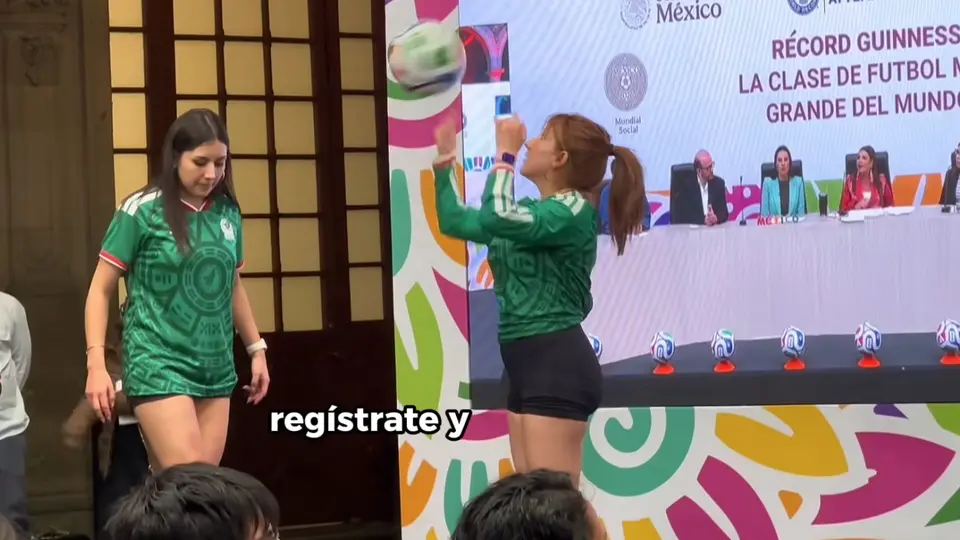 La clase de futbol más grande del mundo tendrá una duración de 35 minutos / FB: @ClaraBrugadaM