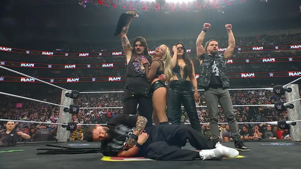 Dominik y compañía salieron mejor parados del segmento con Bálor | Captura: WWE