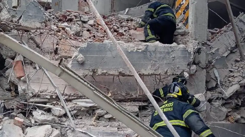 Imágenes del lugar muestran cómo quedó el inmueble tras el colapso de la estructura./ X:@LupitaJuarezH