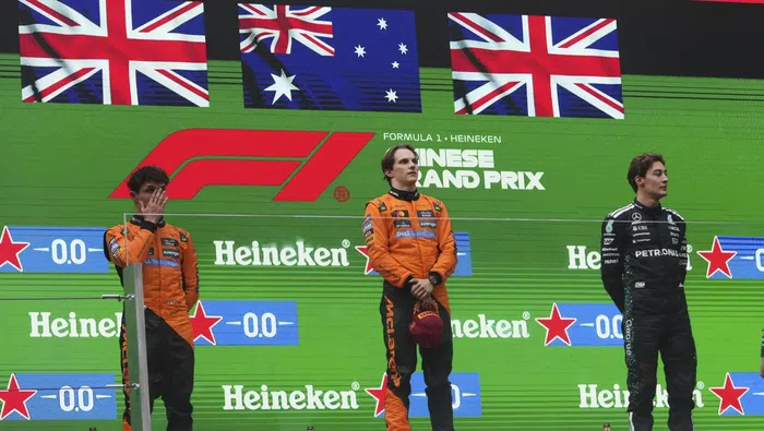 Piastri, Norris y Russell en el podio del Gran Premio de China 2025 | AP