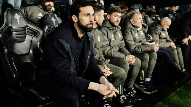 Álvaro Arbeloa en el banquillo de Real Madrid durante un partido de LaLiga | AP