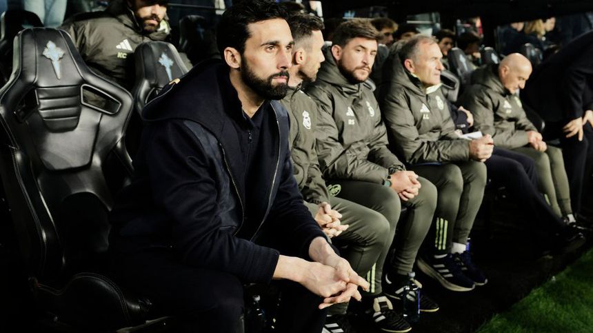 Álvaro Arbeloa en el banquillo de Real Madrid durante un partido de LaLiga | AP