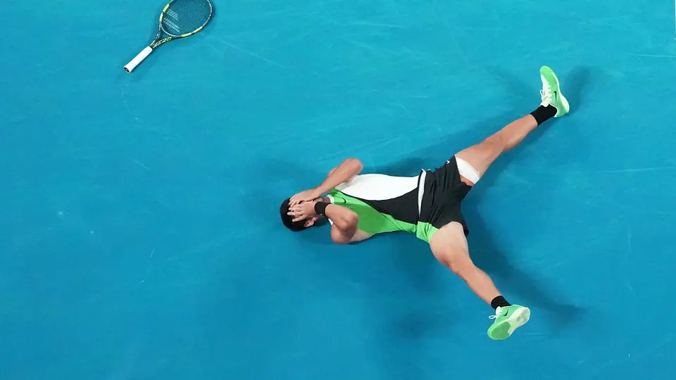 Alcaraz celebra tras coronarse en el Australian Open ante Novak Djokovic | AP