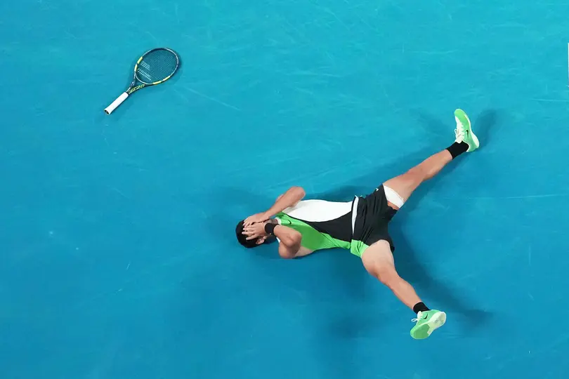 Alcaraz celebra tras coronarse en el Australian Open ante Novak Djokovic | AP