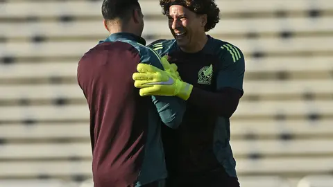 Memo Ochoa y Luis Ángel Malagón en entrenamiento con la Selección Mexicana | IMAGO 7