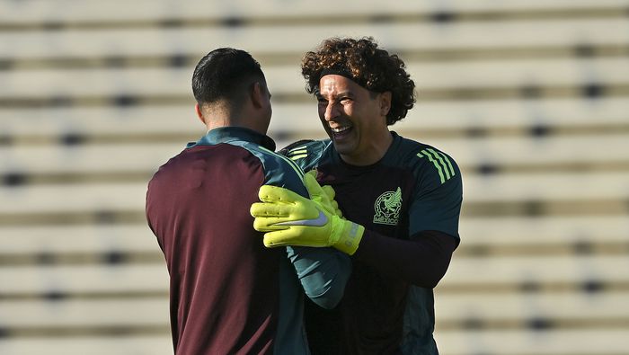 Memo Ochoa y Luis Ángel Malagón en entrenamiento con la Selección Mexicana | IMAGO 7