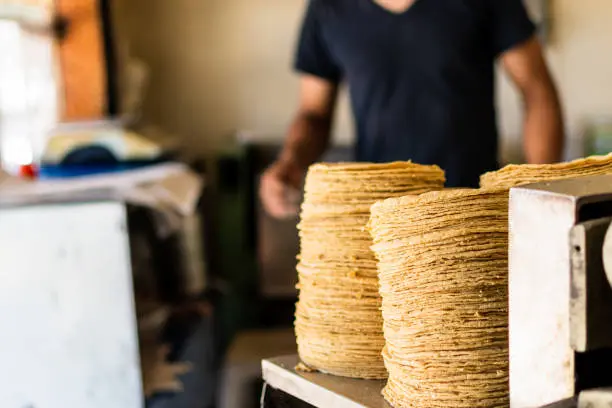 Almacenar tortillas en hieleras o recipientes improvisados puede generar condiciones que afectan la calidad del alimento. / iStock