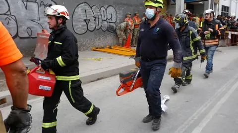 El grupo de rescate voluntario analiza si existen condiciones seguras para ingresar al inmueble derrumbado./ Gobierno de México
