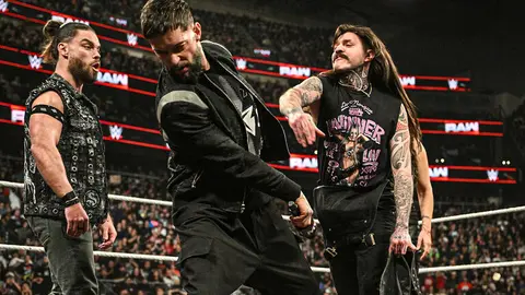 Dominik golpeando a Finn Bálor | wwe.com