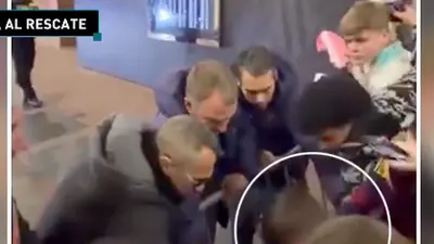 Hansi Flick salva a niño prensado por aficionados previo al Newcastle vs Barcelona