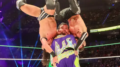 Hamburguesa cargando a JD McDonaugh y Finn Bálor | wwe.com