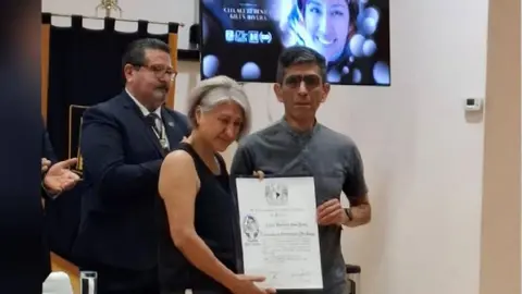 Familiares de Berenice Giles recibieron el título póstumo otorgado por la Universidad Nacional Autónoma de México.
