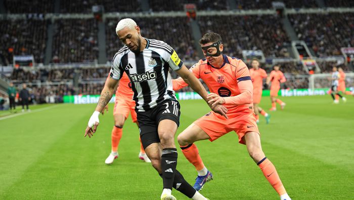 Joelinton se enfrenta a Robert Lewandowski en el partido de Newcastle ante Barcelona en Champions League | AP