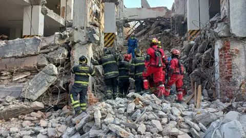 El saldo del derrumbe de un edificio en San Antonio Abad fue de tres hombres muertos y un lesionado/X: @JefeVulcanoCova