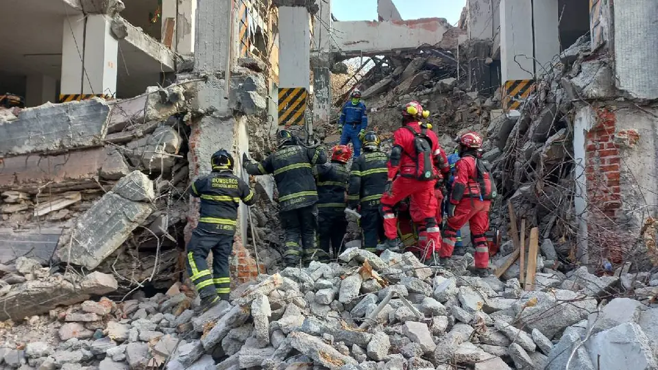 El saldo del derrumbe de un edificio en San Antonio Abad fue de tres hombres muertos y un lesionado/X: @JefeVulcanoCova