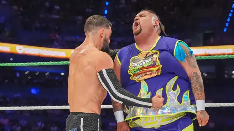 Niño Hamburguesa enfrentando a Finn Bálor en Triplemanía XXXIII | wwe.com