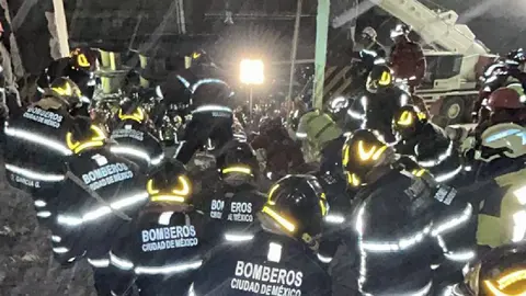 Los bomberos y demás equipos de emergencia llevan más de 12 horas trabajando en la zona/X: @JefeVulcanoCova