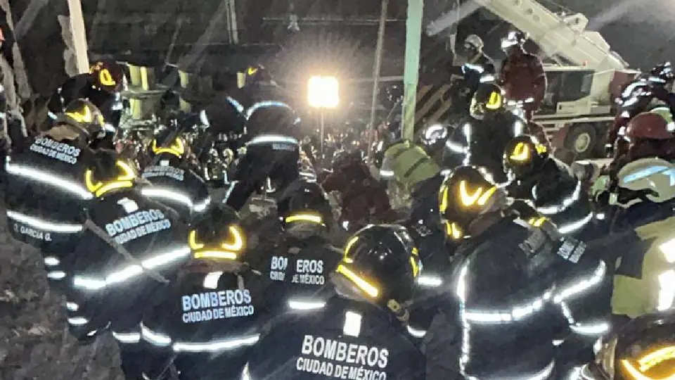 Los bomberos y demás equipos de emergencia llevan más de 12 horas trabajando en la zona/X: @JefeVulcanoCova