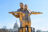 Colocan estatua de Trump y Jeffrey Epstein estilo Titanic en Washington