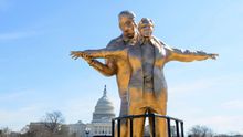 Colocan estatua de Trump y Jeffrey Epstein estilo Titanic en Washington