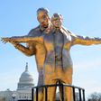 Colocan estatua de Trump y Jeffrey Epstein estilo Titanic en Washington
