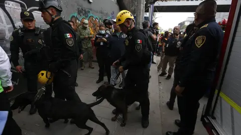 Equipos de emergencia buscan a personas que permanecen bajo los escombros tras el colapso./ Gobierno de México