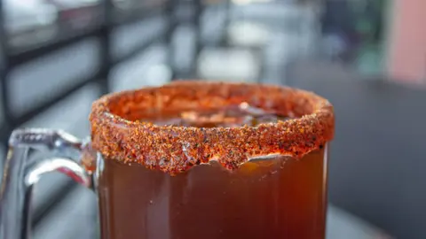 El festival reúne cada año a expositores que preparan decenas de combinaciones de micheladas con ingredientes como limón, chamoy y escarchados especiales. / iStock
