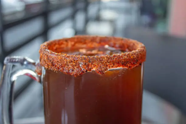 El festival reúne cada año a expositores que preparan decenas de combinaciones de micheladas con ingredientes como limón, chamoy y escarchados especiales. / iStock