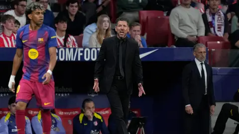 Simeonne dirigiendo al Atlético de Madrid l AP