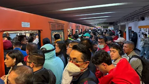 Los usuarios reportaron hasta 20 minutos con los trenes detenidos/X: @MetroCDMX
