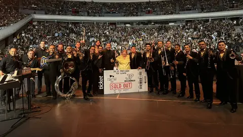 El cantante logró un lleno absoluto para dar una cátedra musical de tres horas sin parar en ningún momento / FB: @Juliopreciadooficial