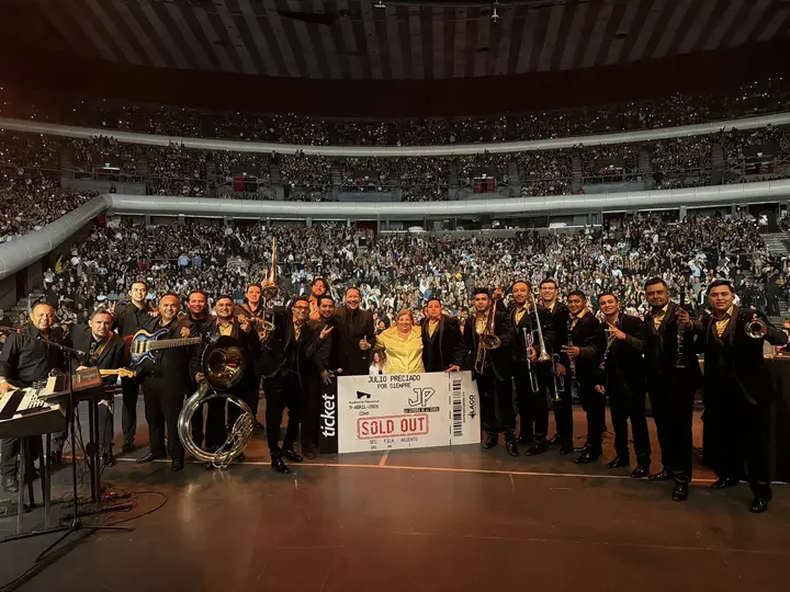 El cantante logró un lleno absoluto para dar una cátedra musical de tres horas sin parar en ningún momento / FB: @Juliopreciadooficial