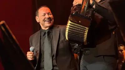 Julio Preciado dice adiós con megafiesta llena de nostalgia, tragos, invitados y 3 hrs de show