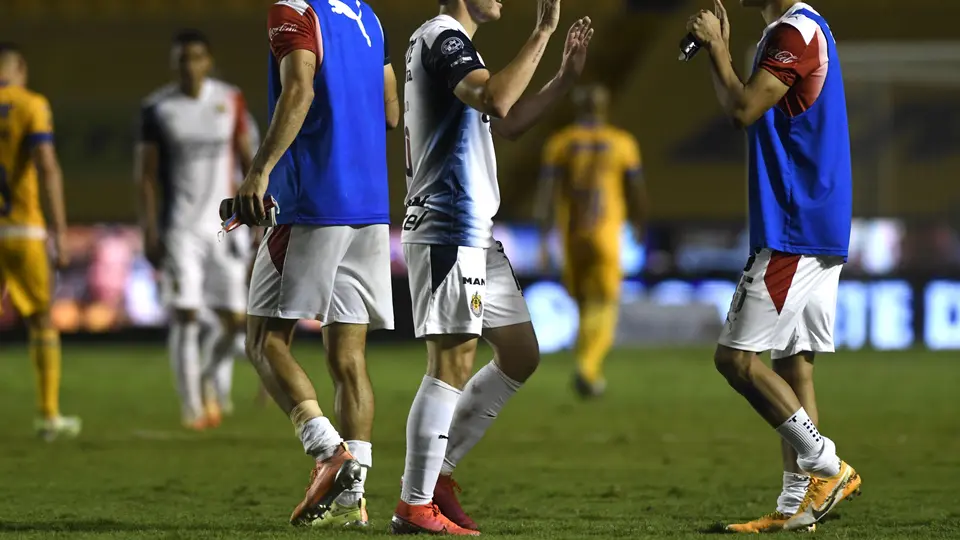 Jesús Ángulo y Uriel Antuna tras vencer a Tigres en el Guard1anes 2020 | IMAGO7