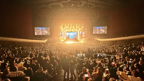 El público tomó los pasillos de piesta de baile para gastar la suela y mover los sombreros / FB: @Juliopreciadooficial