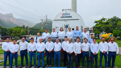 Trabajadores de la Cooperativa Cruz Azul en la planta de Hidalgo | X: @CruzAzulSCL