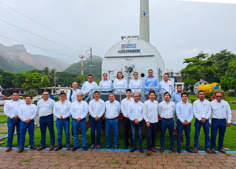 Trabajadores de la Cooperativa Cruz Azul en la planta de Hidalgo | X: @CruzAzulSCL