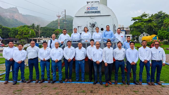 Trabajadores de la Cooperativa Cruz Azul en la planta de Hidalgo | X: @CruzAzulSCL