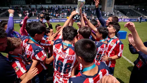 Chivas campeón del torneo de Liga MX Fueras Básicas 2026 | IMAGO7